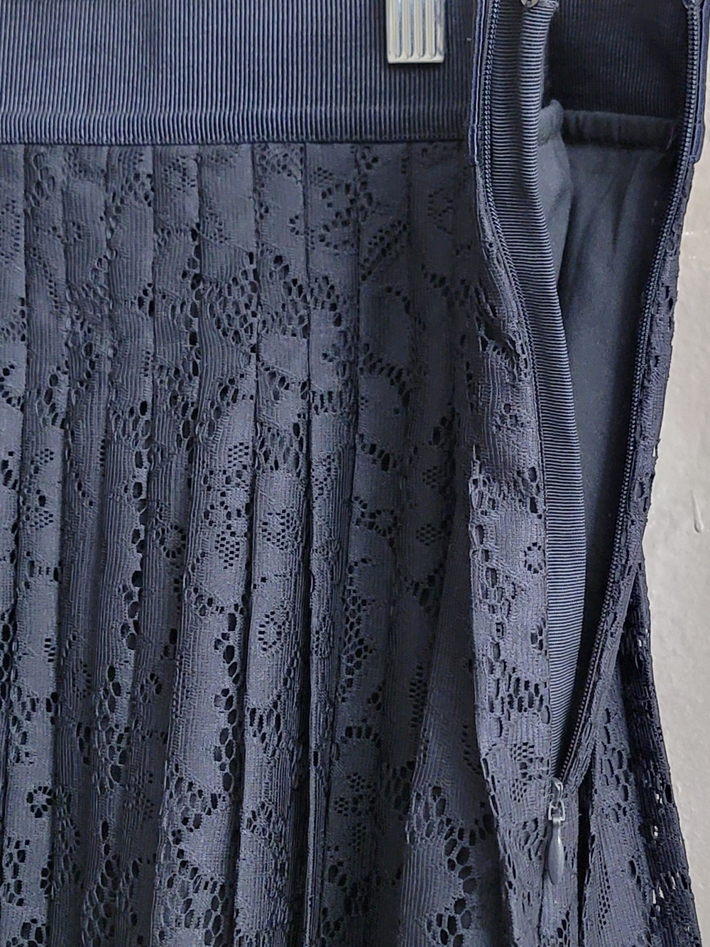 Ann Taylor Navy Lace Pleated Midi Skirt Size 6 - Picture 4 of 5